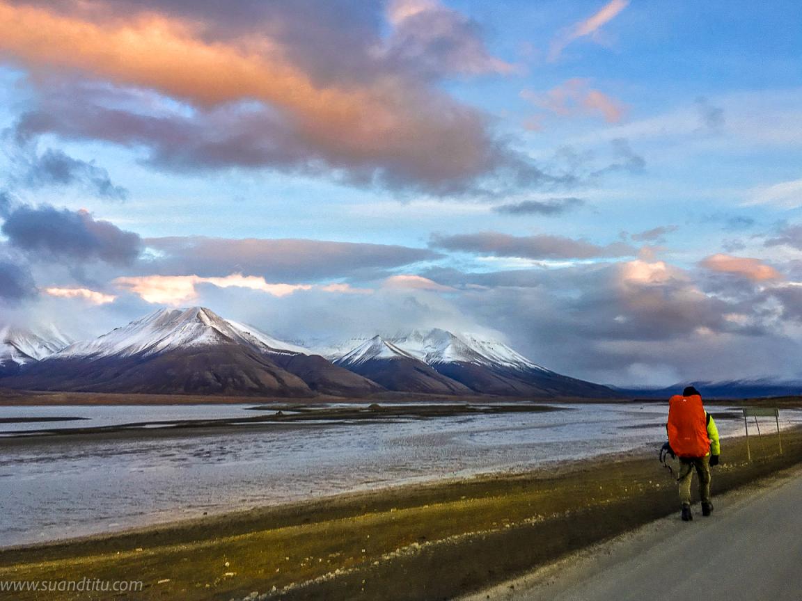 Walking along Adventfjorden to reach our accommodation